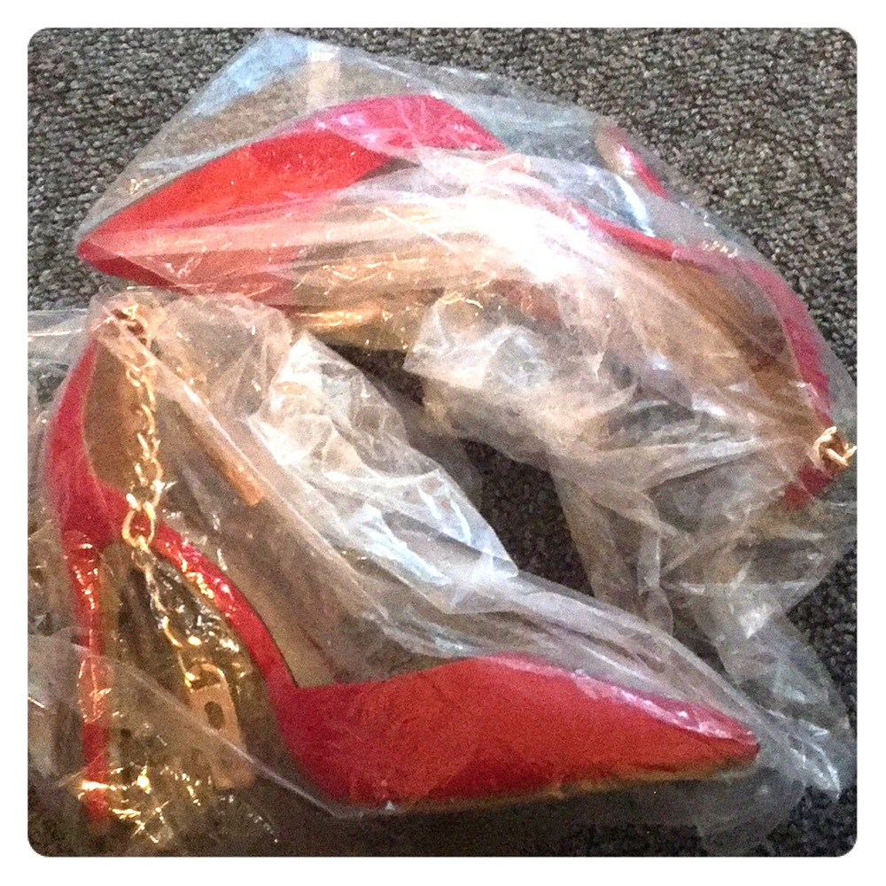 Red Pointed Gold Chain Heels - Picture 1 of 6